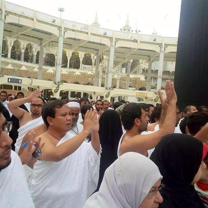 Ibadah Tak Perlu Publikasi: Antara Umroh Jokowi Dan umroh Prabowo