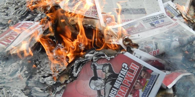 (Akhirnya Terbongkar) Massa PDI-P Bakar Tabloid "Sapujagat" di Posko Prabowo-Hatta
