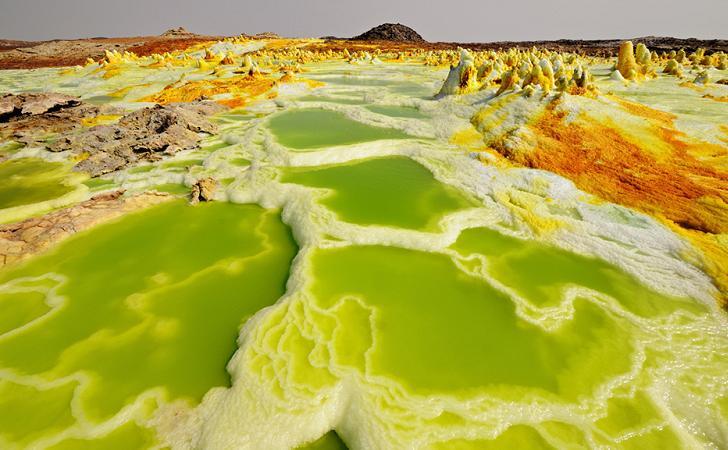 Pemandangan Kawah gunung berapi yang paling aneh dan unik 