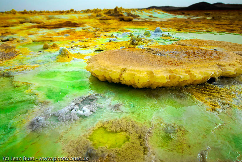 Pemandangan Kawah gunung berapi yang paling aneh dan unik 