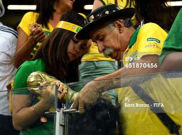 Kisah Mengharukan 'Gaucho da Copa', Kakek Sedih Pemeluk Trofi Piala Dunia