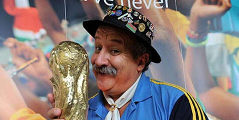 Kisah Mengharukan 'Gaucho da Copa', Kakek Sedih Pemeluk Trofi Piala Dunia