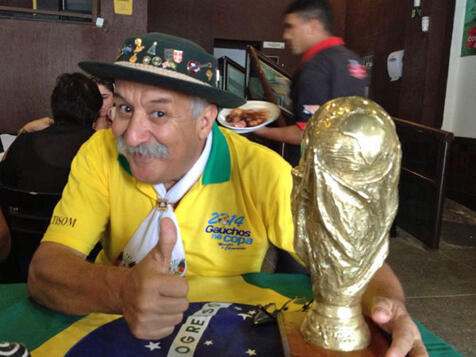 Kisah Mengharukan 'Gaucho da Copa', Kakek Sedih Pemeluk Trofi Piala Dunia