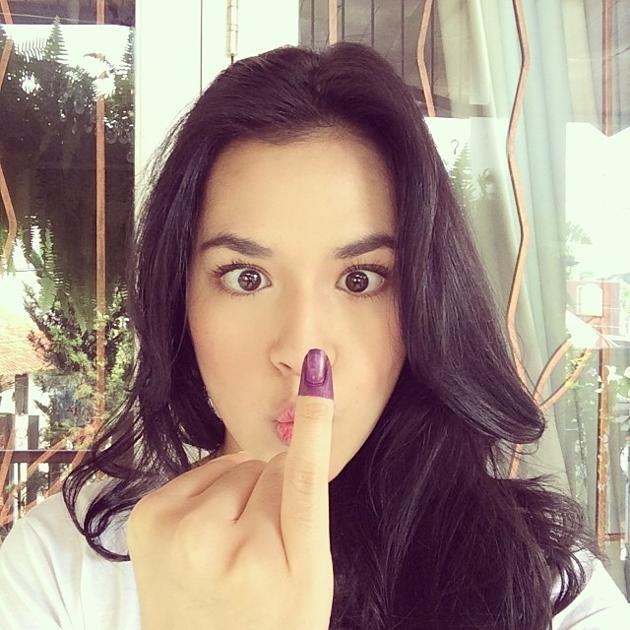 Selfie Para Seleb Pamerkan Jentik Ungu Usai Mencoblos di Pilpres 2014