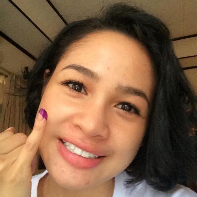 Selfie Para Seleb Pamerkan Jentik Ungu Usai Mencoblos di Pilpres 2014