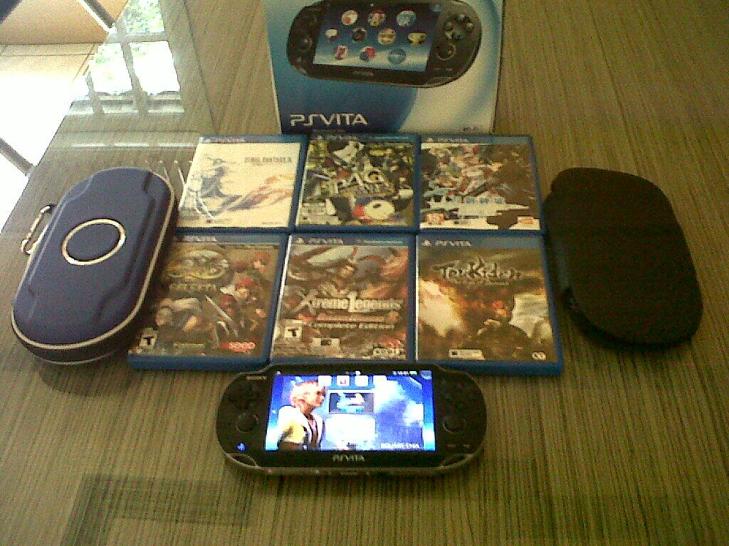 Ps vita эксклюзивы. Подставка для PS Vita. Карточки дополненной реальности PS Vita. Коробка комплектации PS Vita. Крутые защитные чехлы для PS Vita.