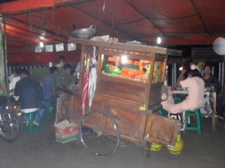 11 Alasan Kenapa Buku Adalah Kencan Terbaik Di Malam Minggu