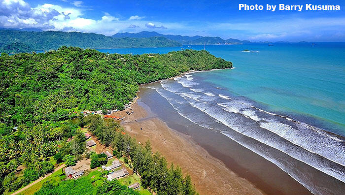 Keindahan Pantai Air Manis &amp; Legenda Batu Malin Kundang.