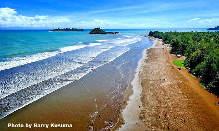 Keindahan Pantai Air Manis &amp; Legenda Batu Malin Kundang.