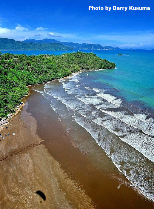 Keindahan Pantai Air Manis &amp; Legenda Batu Malin Kundang.