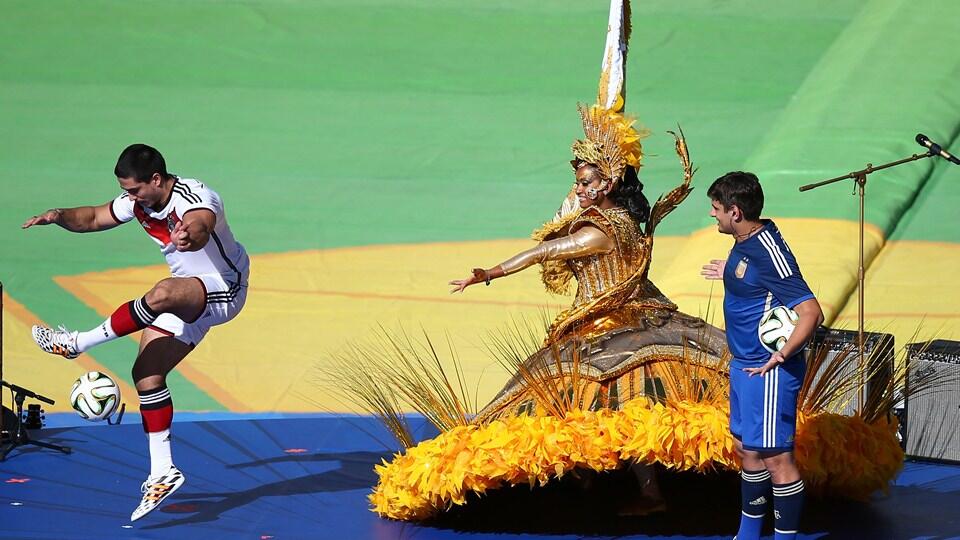 Gemerlap Suasana &quot;Closing Ceremony World Cup Brazil 2014&quot; (Hot &amp; Seksi)