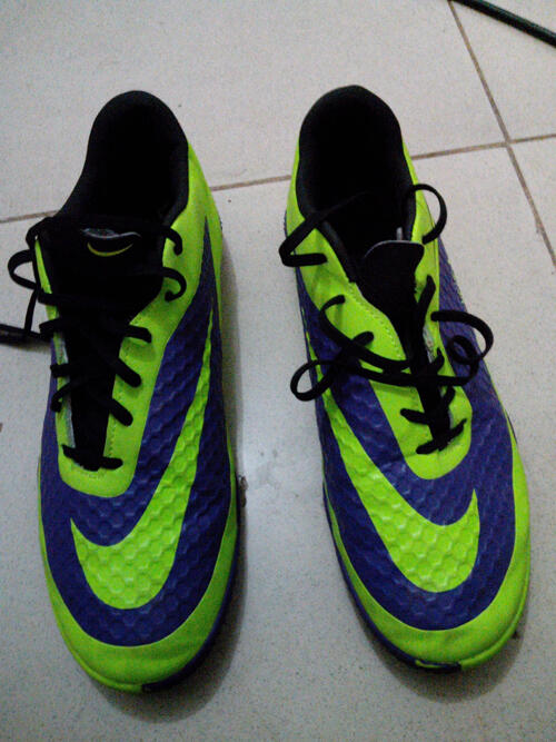 sepatu futsal nike venom baru pake kekecilan
