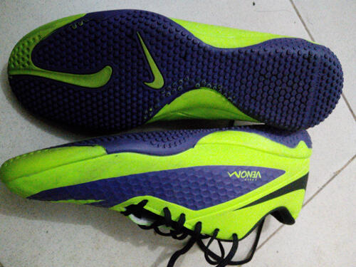 sepatu futsal nike venom baru pake kekecilan