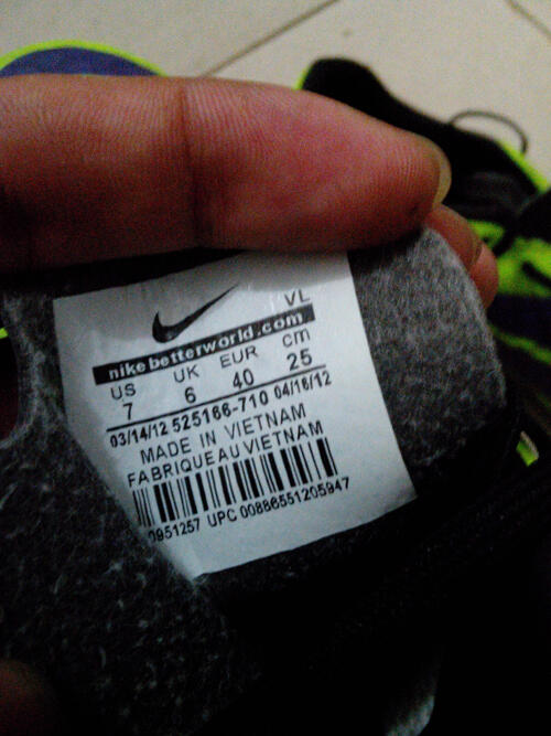 sepatu futsal nike venom baru pake kekecilan