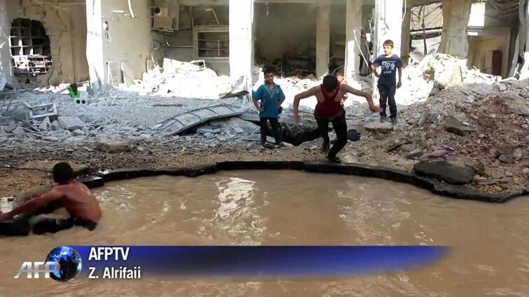 Cara kreatif anak-anak syria di tengah reruntuhan perang.