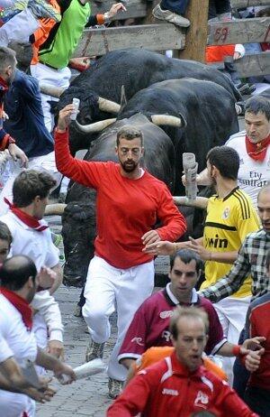 Nekat! Pria Ini Selfie Saat Dikejar Banteng Ngamuk