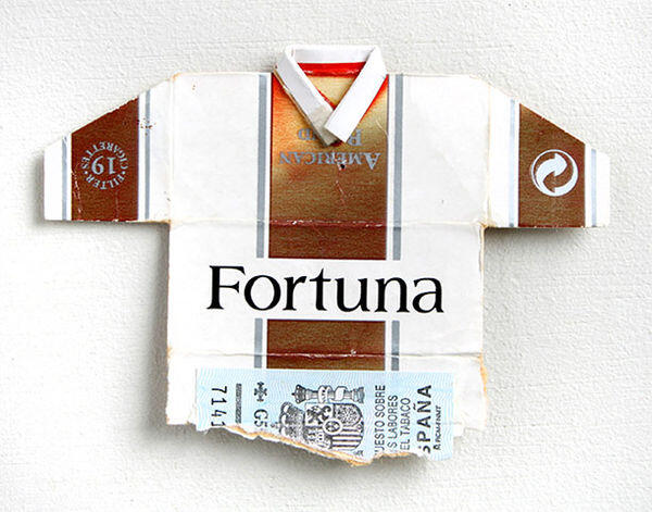 Ajib! Jersey Sepakbola Mini dari Bungkus Rokok Bekas Gan!