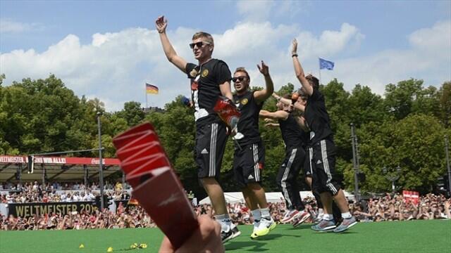 (PICT) Parade Penyambutan Sang Juara Piala Dunia Saat Pulang Ke Negaranya