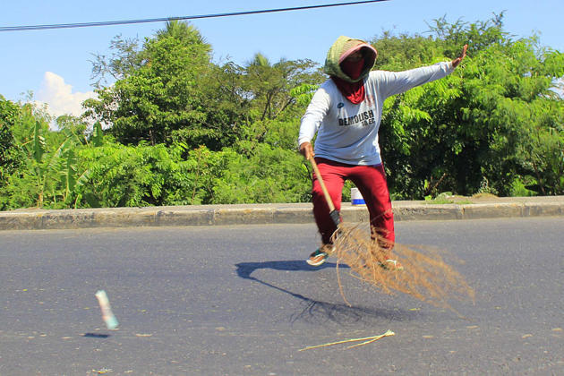 Melongok penyapu uang koin di Jalur Pantura