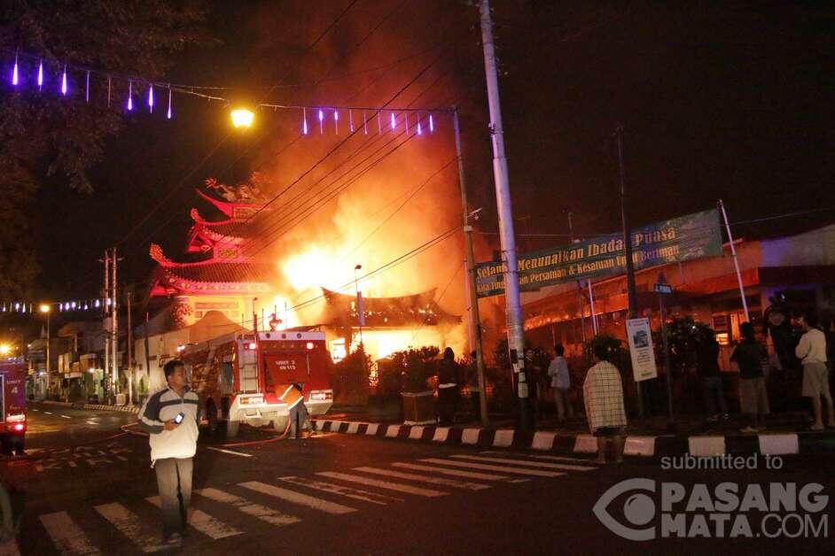 &#91;HOT NEWS&#93; KLENTENG DEKAT ALUN-ALUN MAGELANG TERBAKAR