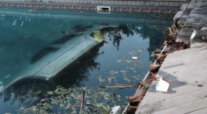 Asyik Berpesta, Jeep Ini Tercebur ke Kolam Renang