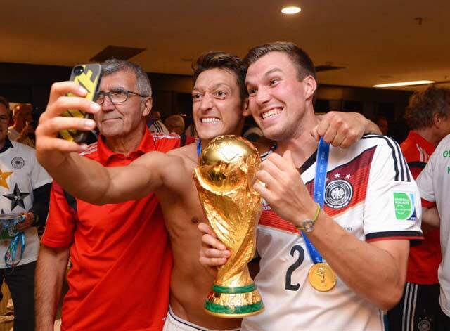 Pemain Jerman ini merayakannya dengan Selfie