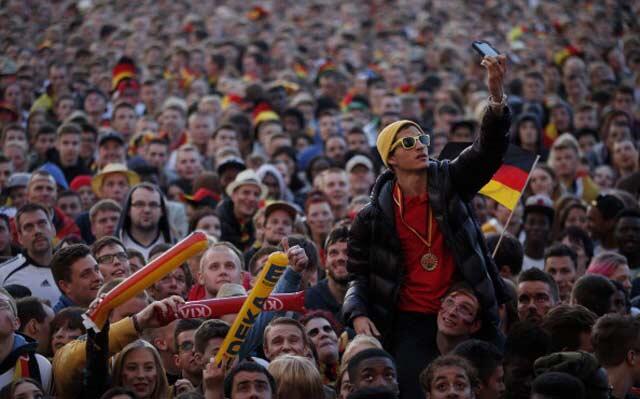 Pemain Jerman ini merayakannya dengan Selfie