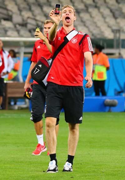 Pemain Jerman ini merayakannya dengan Selfie