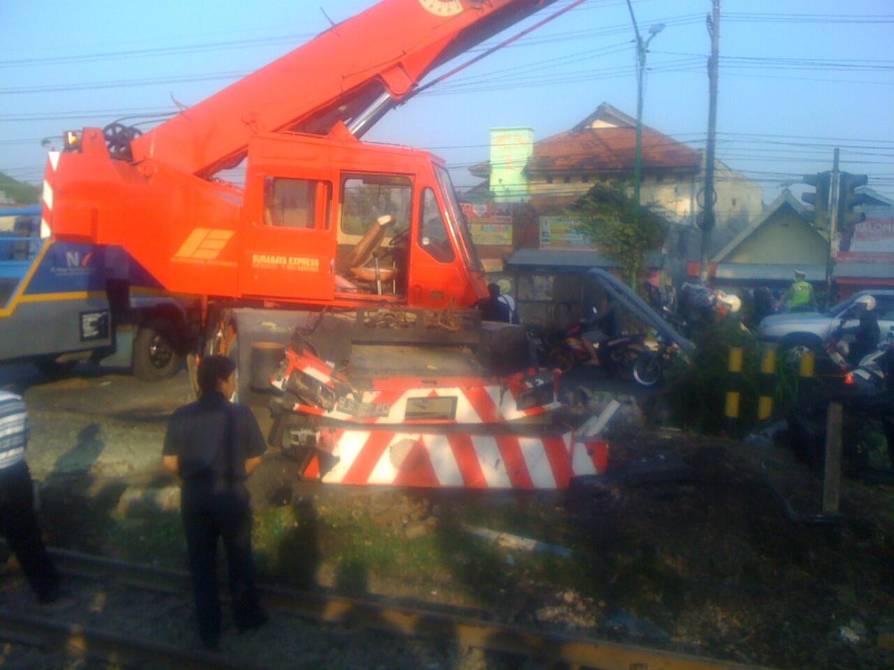 Kecelakaan Kereta Inspeksi vs Truk Crane di Sidoarjo