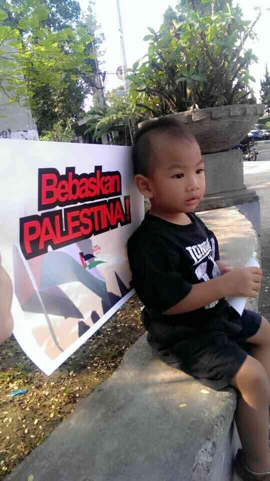 Aksi seorang bocah yang ikut partisipasi diacara bebaskan palestina. @tamandago