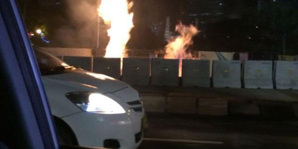 Dhuar ~~~~ Pipa Gas di Depan Mapolda Metro Terbakar ( Jalananya Ngangkat Gan )