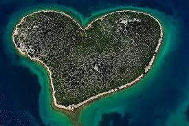 10 Bentuk Pulau Yang Paling Unik di Dunia