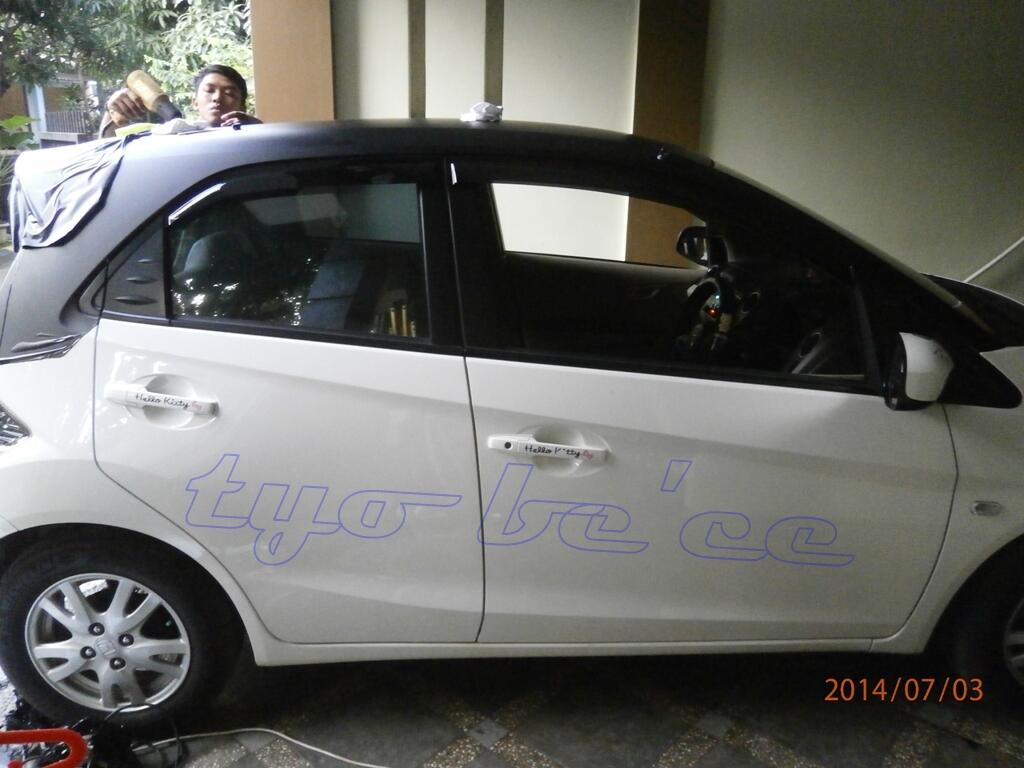 Jual wrapping dan cuting stiker  mobil  plus jasa pasang 