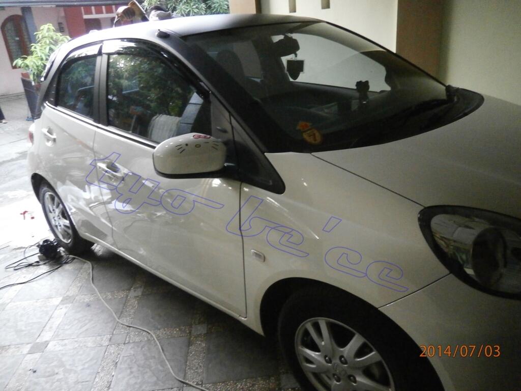 Jual wrapping dan cuting stiker  mobil  plus jasa pasang 