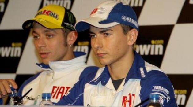 Kangen liat duel Rossi vs Lorenzo...!!!