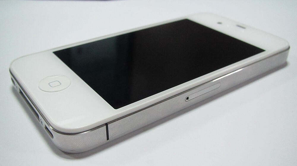 Iphone 4G 8GB White Bandung LIKE NEW GARANSI TRIO PANJANG + ASURANSI 6 bln