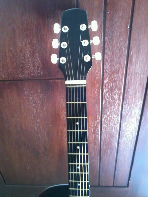 Black gloss akustik gitar untuk pemula