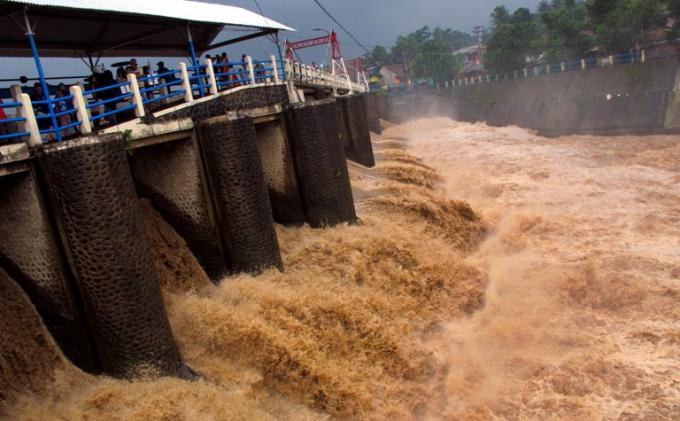 BREAKING NEWS : Puncak Hujan Deras, Ciliwung Siaga 4
