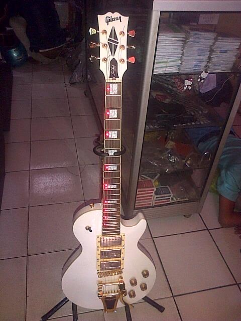 GITAR GIBSON LP WHITE BEAUTY LUAR BIASA MENAWAN HATI