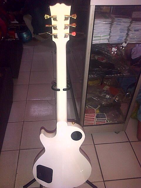 GITAR GIBSON LP WHITE BEAUTY LUAR BIASA MENAWAN HATI