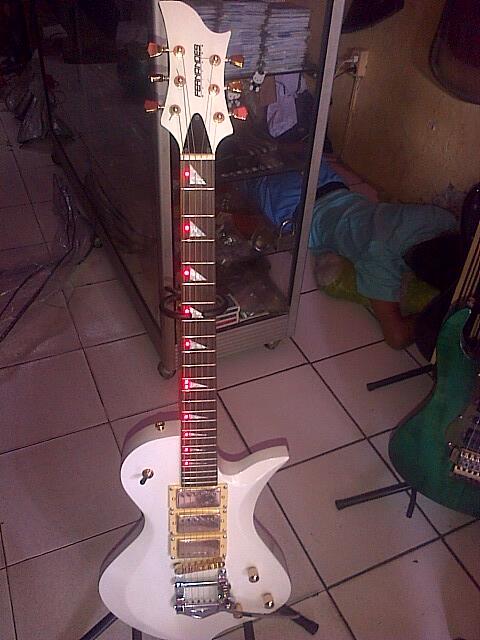 GITAR WHITE BEAUTY FERNANDES ISTIMEWA