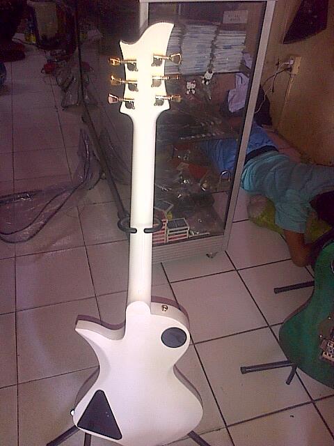 GITAR WHITE BEAUTY FERNANDES ISTIMEWA