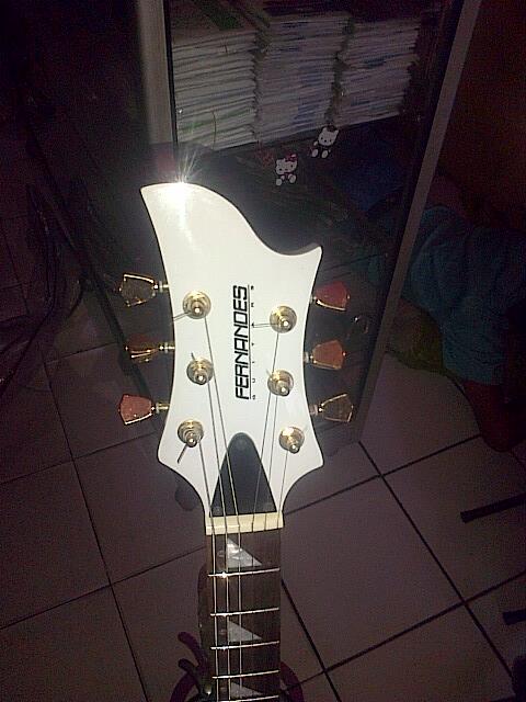 GITAR WHITE BEAUTY FERNANDES ISTIMEWA