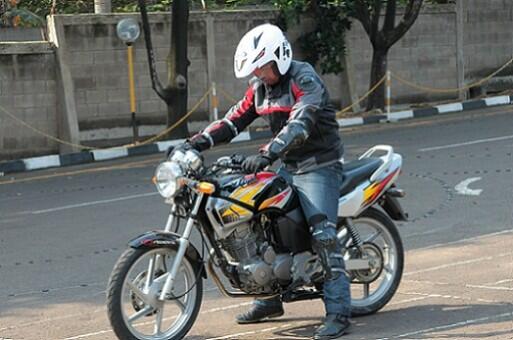 macam macam pengendara motor yang ada di jalanan