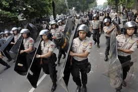 Menurut agan, senjata apa yg paling cocok untuk melawan perusuh besok 22 Juli