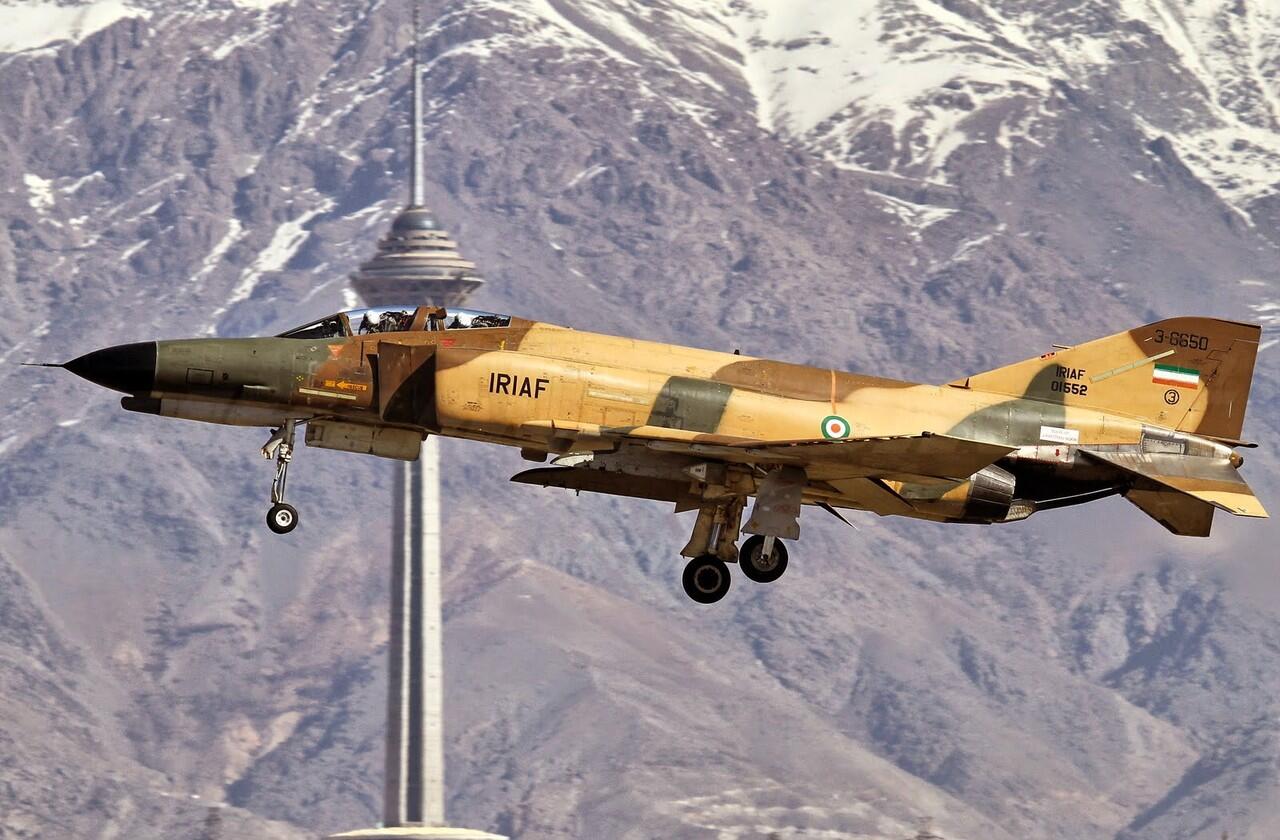 Sebuah F-4 AU Iran Jatuh