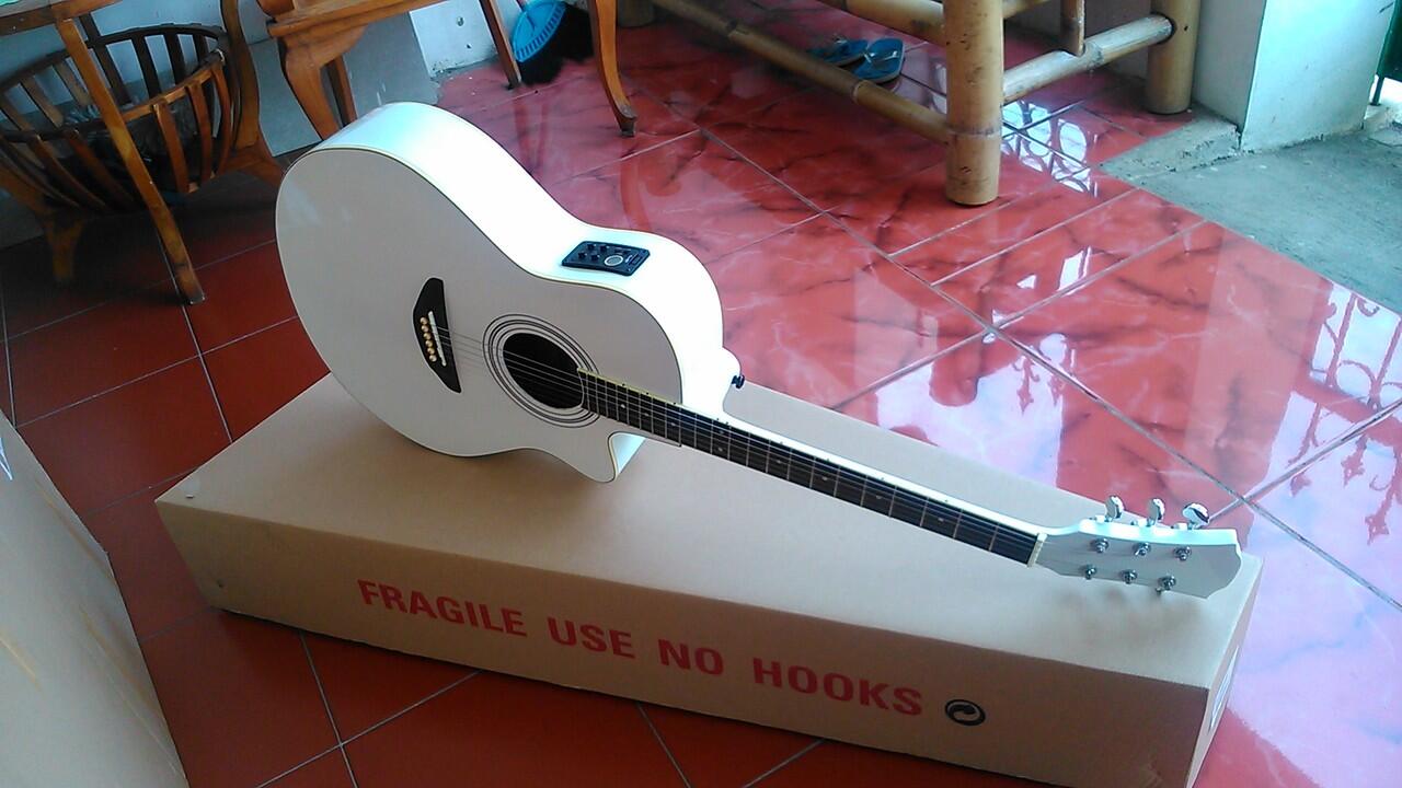 GITAR AKUSTIK ELEKTRIK SPRUCE PREAMP LCD TUNER BANDUNG