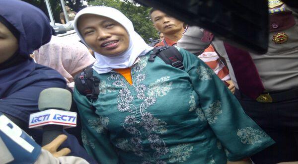 Meski KPU Dijaga Ketat, Ibu 'Misterius' Ini Lolos Lewati Penjagaan