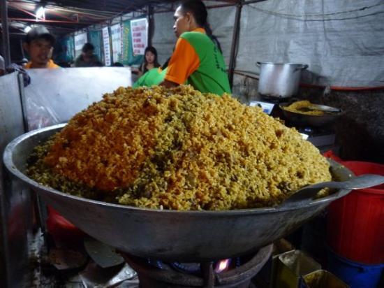 Setelah Pengumuman jam 16.00, jam 18.00 kita makan Nasi Goweng Kambing Kebon Sirih