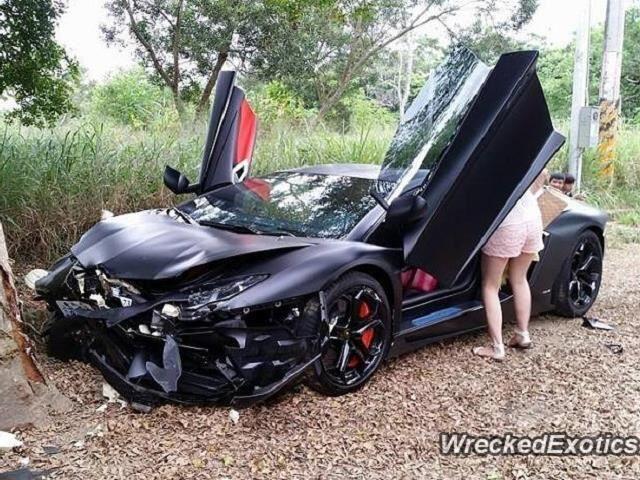 Lamborghini Aventador Tabrak Pohon di Pinggir Jalan 